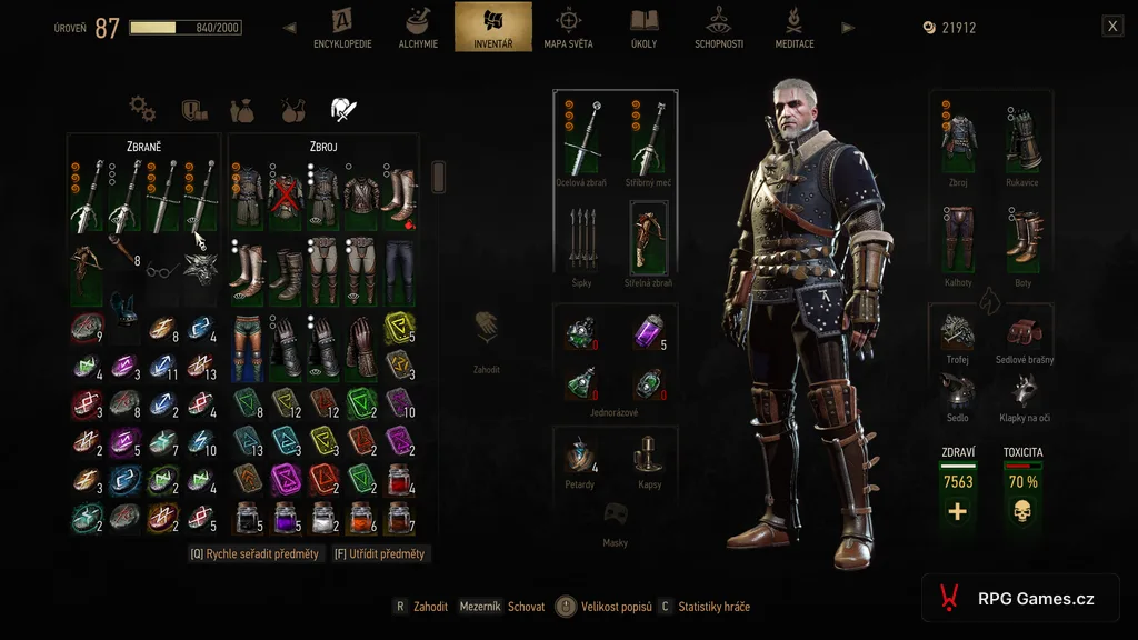 Inventář s kočičí zbrojí a odvary u buildu na meč v Remasteru