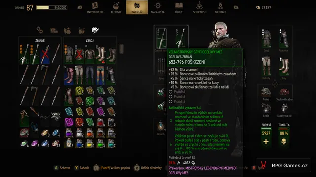 Inventář s gryfí zbrojí a velmistrovským ocelovým mečem u buildu na Yrden v Remasteru