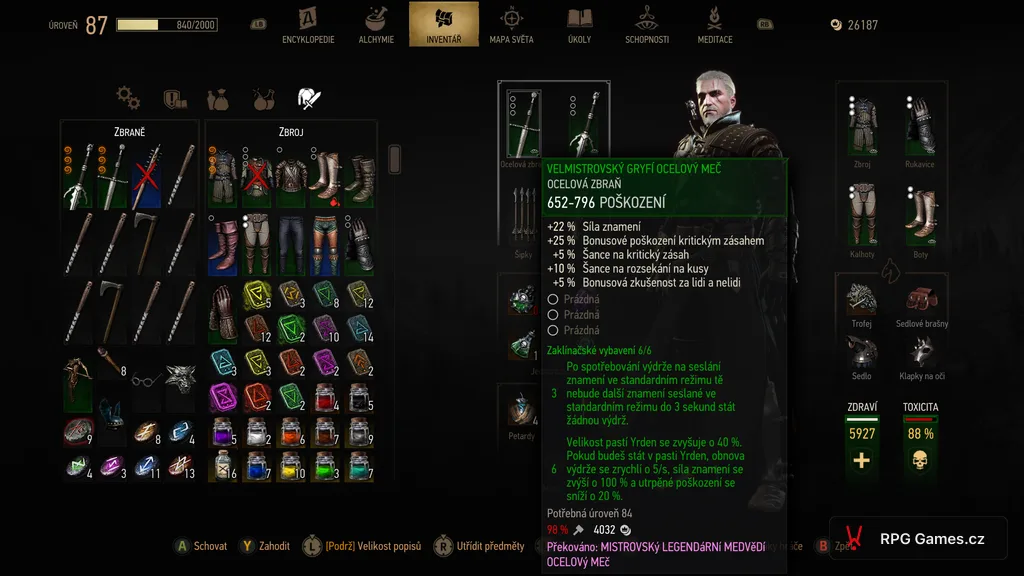 Inventář s gryfí zbrojí a velmistrovským ocelovým mečem u buildu na Yrden v Remasteru