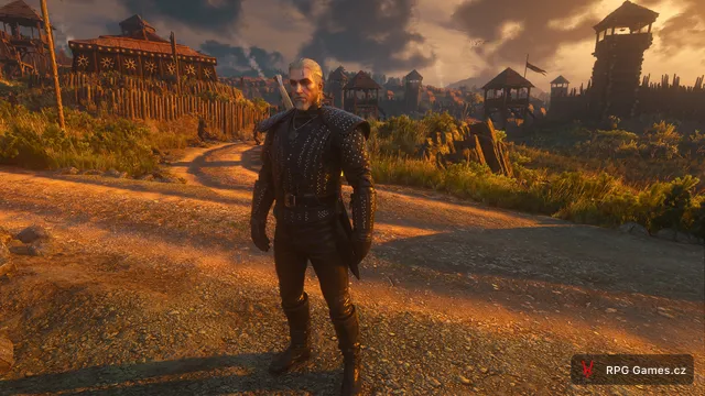 Geralt při západu slunce u nilfgaardského tábora v Remasteru Zaklínače 3
