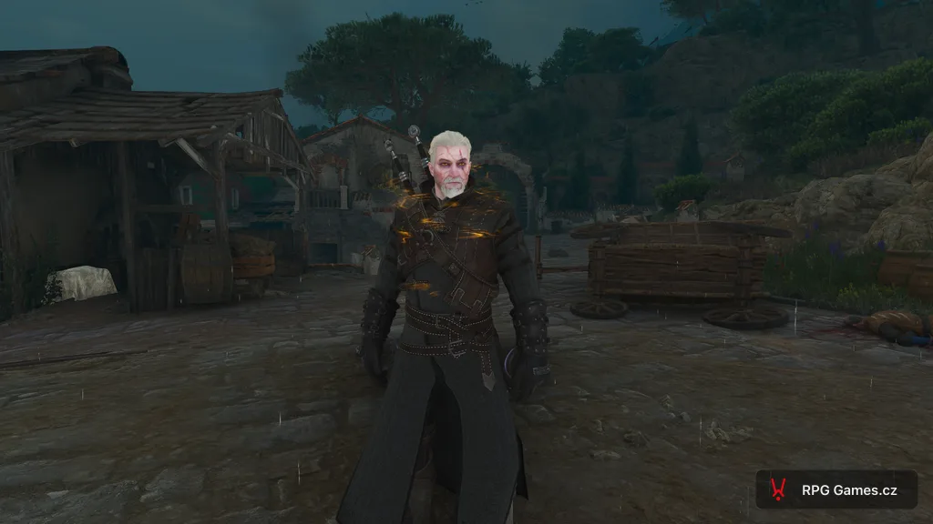 Geralt s oranžovými jiskrami Quen kolem hrudi v dešti