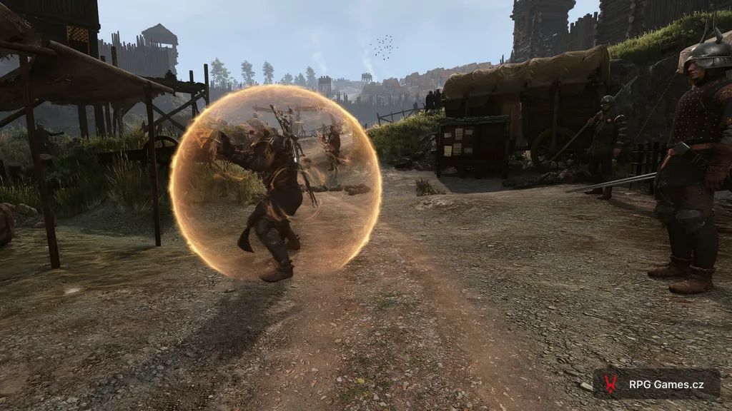 Geralt uvnitř oranžové koule štítu Quen v táboře v Remasteru