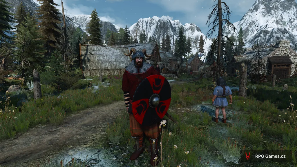 Skellige bojovník s rohatou helmou a kulatým štítem ve vesnici — Zaklínač 3