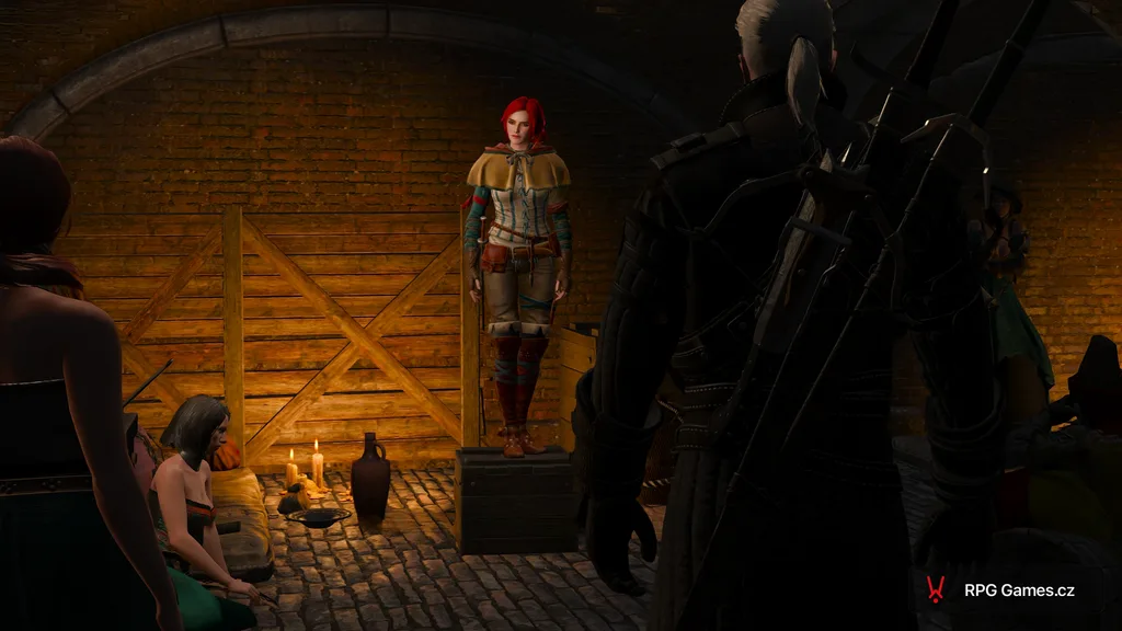 Triss stojí na bedně a mluví k mágům v úkrytu pod Novigradem, Zaklínač 3