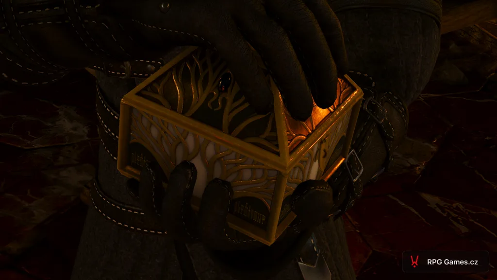 Geralt drží zářící fylakterium během rituálu v Kaer Morhen, Zaklínač 3