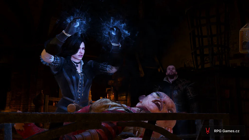 Yennefer vysílá modré kouzlo nad Umou na stole v Kaer Morhen, Zaklínač 3