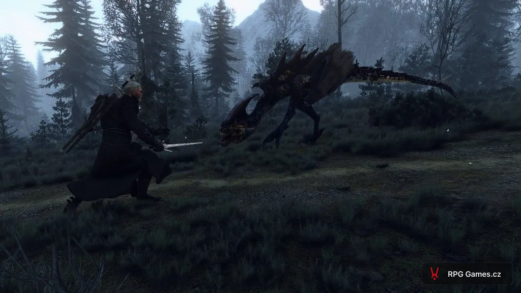 Geralt se stříbrným mečem proti vidlohonovi na mlhavé lesní stezce — oba v bojovém postoji, Zaklínač 3