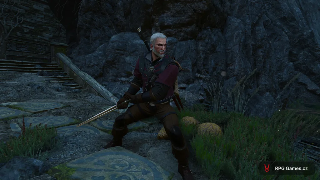 Geralt ve vylepšené vlčí zbroji v bojovém postoji, Zaklínač 3