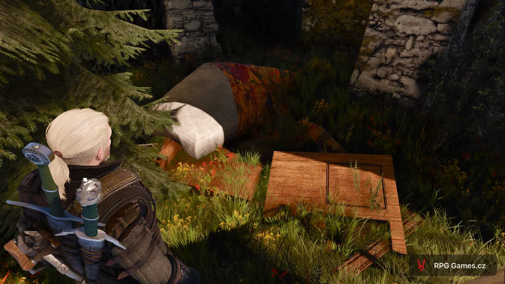 Geralt u trosek vyhozené postele na trávě u pevnosti Kaer Morhen, Zaklínač 3