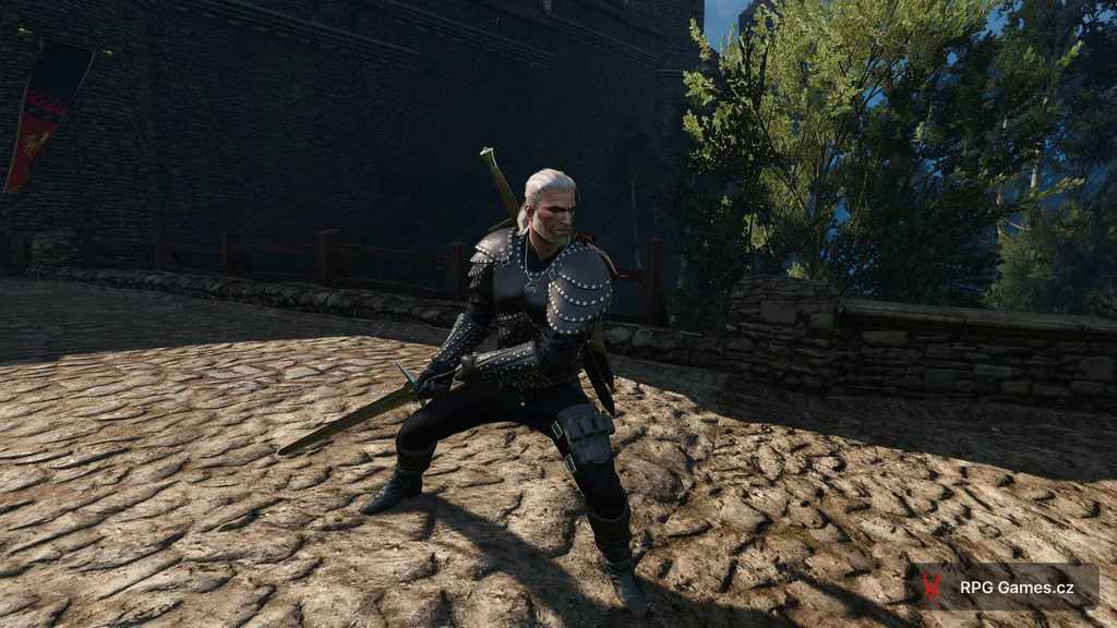 Geralt ve velmistrovské zapomenuté vlčí zbroji v bojovém postoji, Zaklínač 3